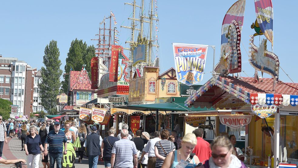 Beim Wochenende an der Jade gibt es einen Mix aus Kirmes, Schiffen und Musik. Foto: Jaspersen/dpa-Archiv