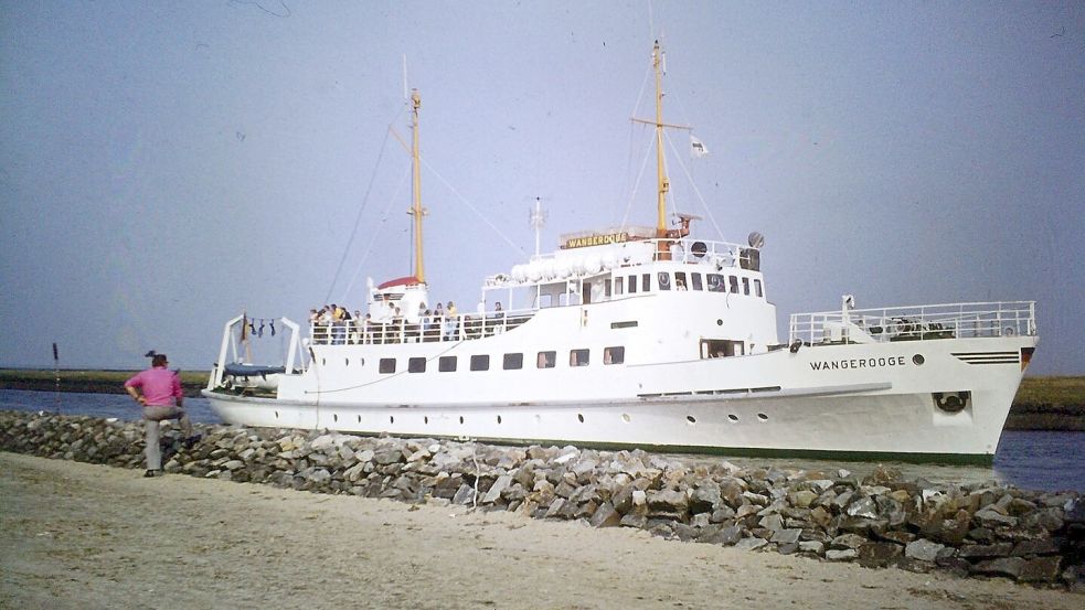 Die „Wangerooge“ verkehrte von 1960 bis 1984 als Fährschiff zwischen der Insel und Harlesiel. „Shiplover“ Armin Rönnau aus Wangerooge und Bremen behielt sie bis heute im Blick, denn sein Vater Karl Rönnau (1925 bis 2002) war Kapitän der Inselschifffahrt auf Wangerooge und hat lange Jahre die Bundesbahnschiffe „Oldenburg“ und „Wangerooge“ gefahren. Foto: Sammlung Cai Rönnau