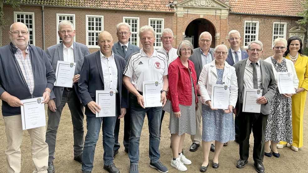 Die Gewinner des Blinkfüür 2024 mit den Laudatoren Matthias Groote (zweite Reihe, rechts) und Gitta Connemann (rechts): (von links) Tjard Steemann, Karl-Heinz Kempen, Menno Dirksen, Wilhelm Kohnen, Reinhard Borchers, Holger Holzenkämpfer, Geziena Scholtsalbers, Günther Tuscheerer, Friederike Smidt, Fritz Smidt und Hildegard Hinderks. Fotos: Nording