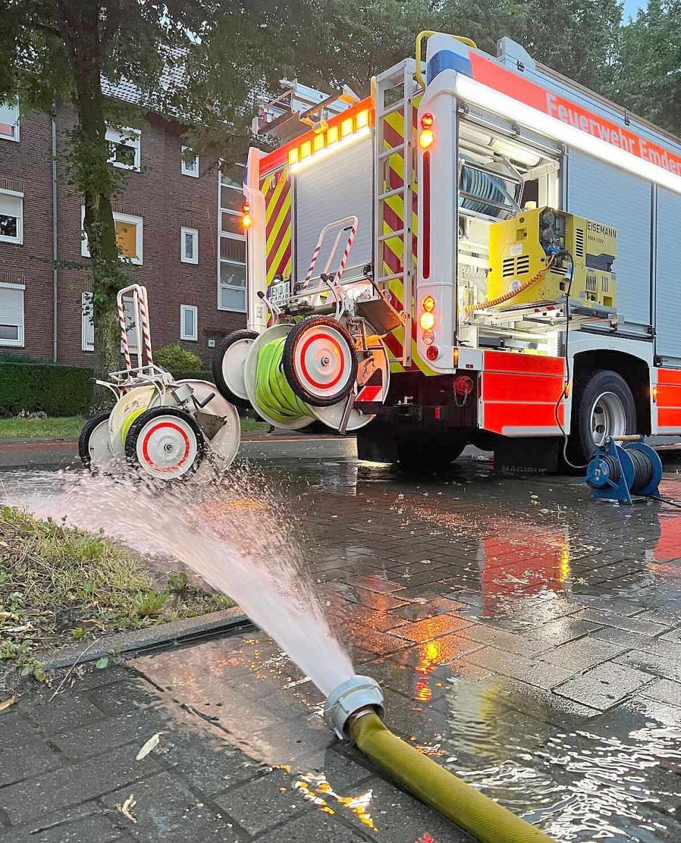 Die Feuerwehr musste etliche Keller leerpumpen, wie hier in der Cirksenastraße. Foto: Feuerwehr