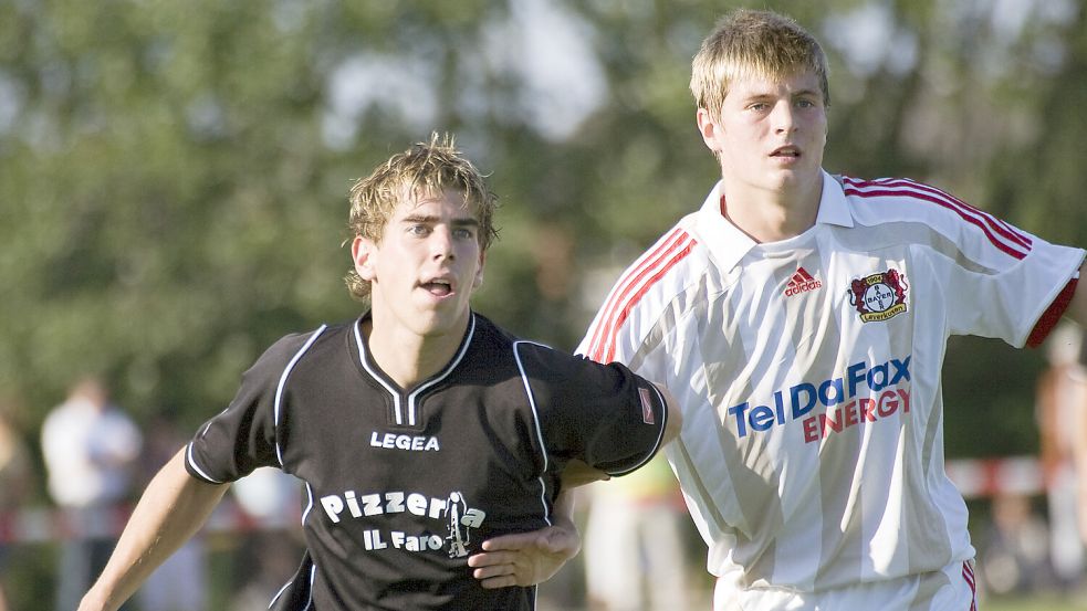 Noch ohne akkuraten Scheitel: Toni Kroos (rechts) bei seinem Gastspiel 2009 mit Leverkusen auf Borkum im Duell mit dem früheren TuS-Spieler Matthias Versteegen. Foto: privat/Archiv