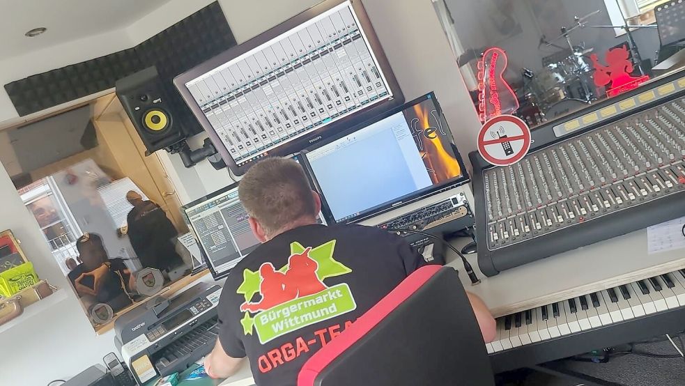 Jens Krichels schrieb und produzierte den „Bürgermarktsong" in seinem Tonstudio in Isums. Foto: privat