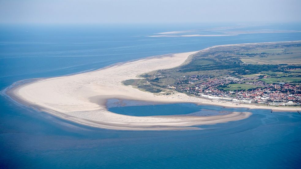 Blick aus der Luft auf die ostfriesische Insel Borkum in der Nordsee. Foto: Schuldt/DPA