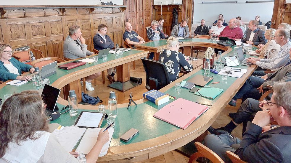 Im Borkumer Rat, in dem auch Vertreter des Wasserstraßen- und Schifffahrtsamtes Ems-Nordsee zu Gast waren, ging es zuletzt unter anderem mal wieder um die Haushaltslage. Foto: Ferber