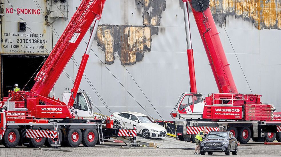 Im August 2023 werden Autos in Eemshaven von Bord der „Fremantle Highway“ gebracht. Foto: Muijderman/ANP/Imago Images