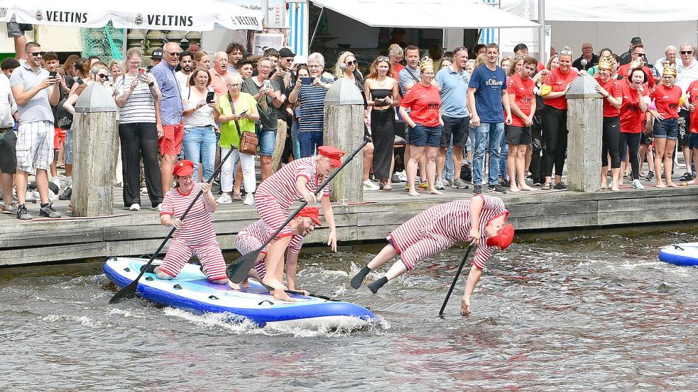 Emder Delftfest 2023: Die SUP-Challenge zieht Schaulustige an. Foto: Archiv/Wagenaar