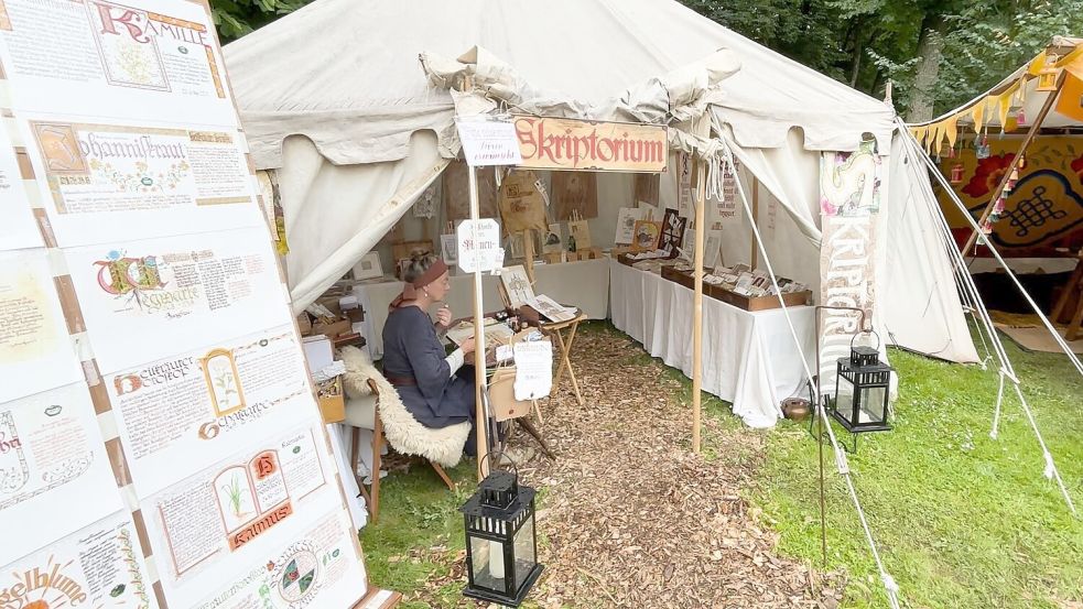 Auf dem Ritterfest bieten verschiedene (Kunst-)Handwerker ihre Waren an – unter anderem das Skriptorium. Foto: Terhorst