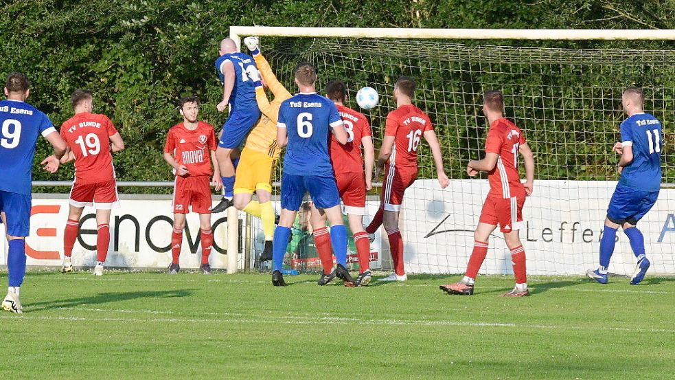 In dieser Szene köpfte der Esenser Torben Freudenberg den Ball nach einer Ecke zum 1:0 ins Tor. Der Schiedsrichter hatte zum Ärger der Gäste ein Foul des Torschützen gesehen und gab den Treffer nicht. Kurz darauf führte Esens aber dann wirklich 1:0. Foto: Damm