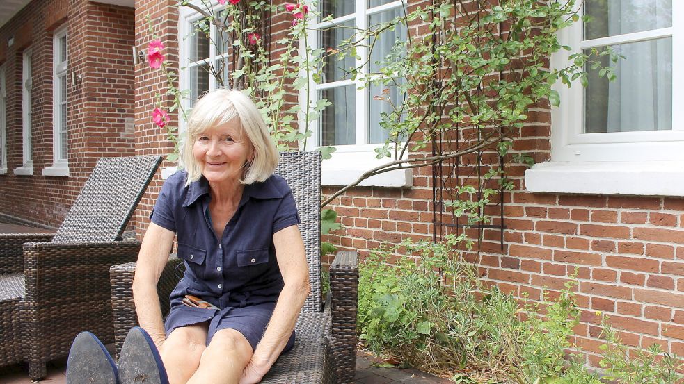 Marieanka Hinrichs vor dem Hotel in Carolinensiel, das sie aufgebaut hat. Foto: Oltmanns