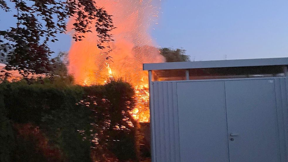 In Hinte hat eine Hecke Feuer gefangen. Foto: Feuerwehr Hinte