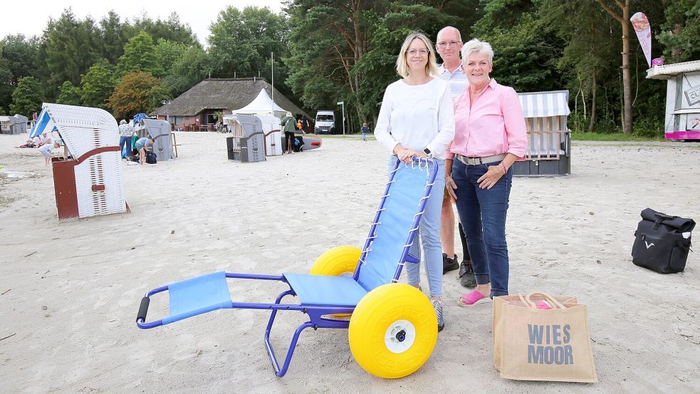 Anita Blöchl (von links), Leiterin des Campingplatzes, Diedrich Kleen, Antragsteller der Tierschutzpartei, und Gesa Kruse, Behindertenbeauftragte der Stadt Wiesmoor, wollen das Ottermeer barrierefrei machen. Foto: Böning