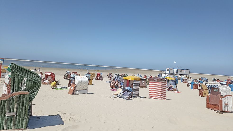 Am Borkumer Südstrand können Strandkörbe ausgeliehen werden. Foto: Groenendaal