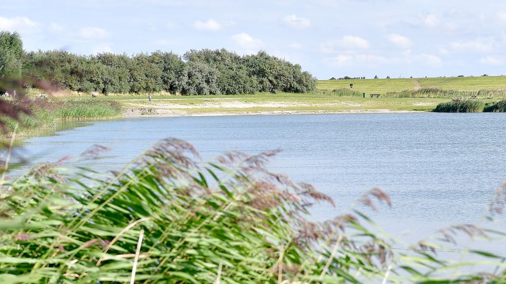 Der Badesee in Greetsiel ist eine von zwei offiziellen Badestellen in der Krummhörn. Foto: Archiv/Wagenaar