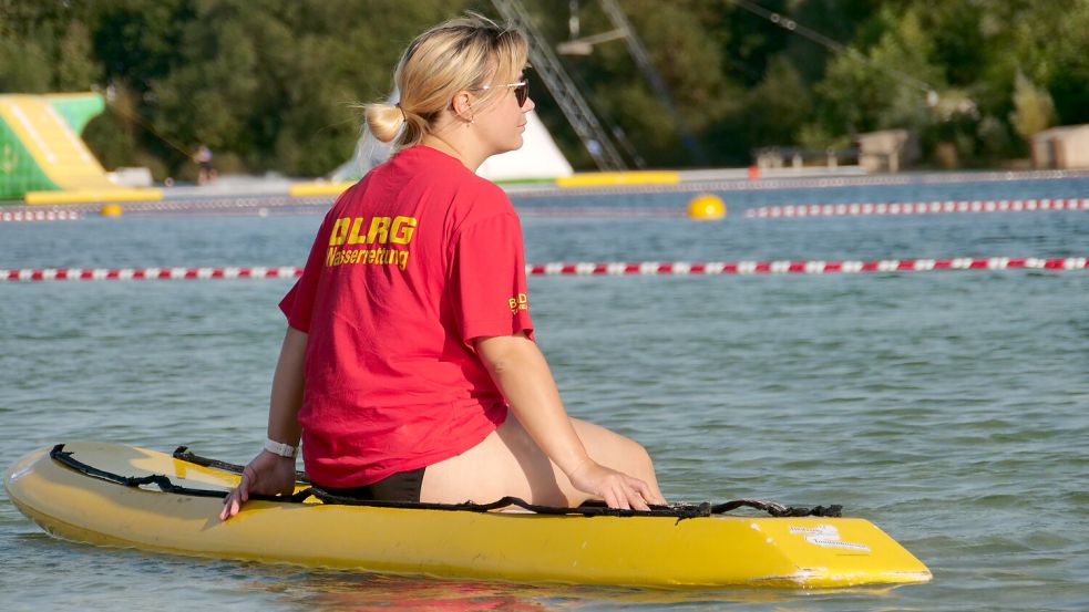 Verantwortlich für die Sicherheit am Badesee in Tannenhausen: DLRG-Rettungsschwimmerin Julia Austen hat stets alles im Blick und koordiniert darüber hinaus die Einsatzzeiten ihrer Kollegen an dem städtischen Gewässer. Foto: Markus Weymer