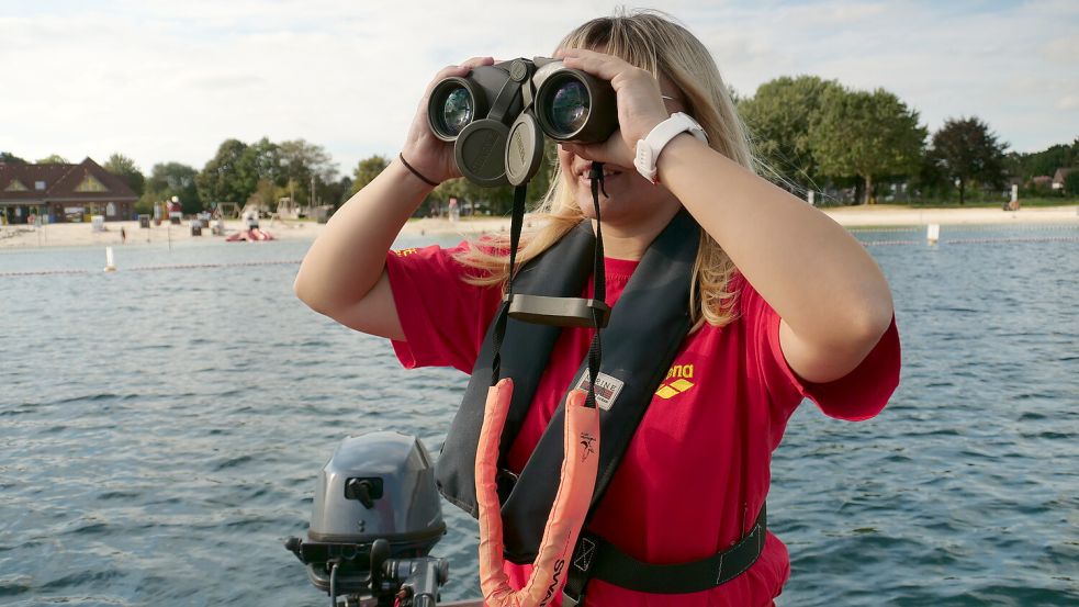 DLRG-Rettungsschwimmerin Julia Austen hat stets alles im Blick. Foto: Markus Weymer