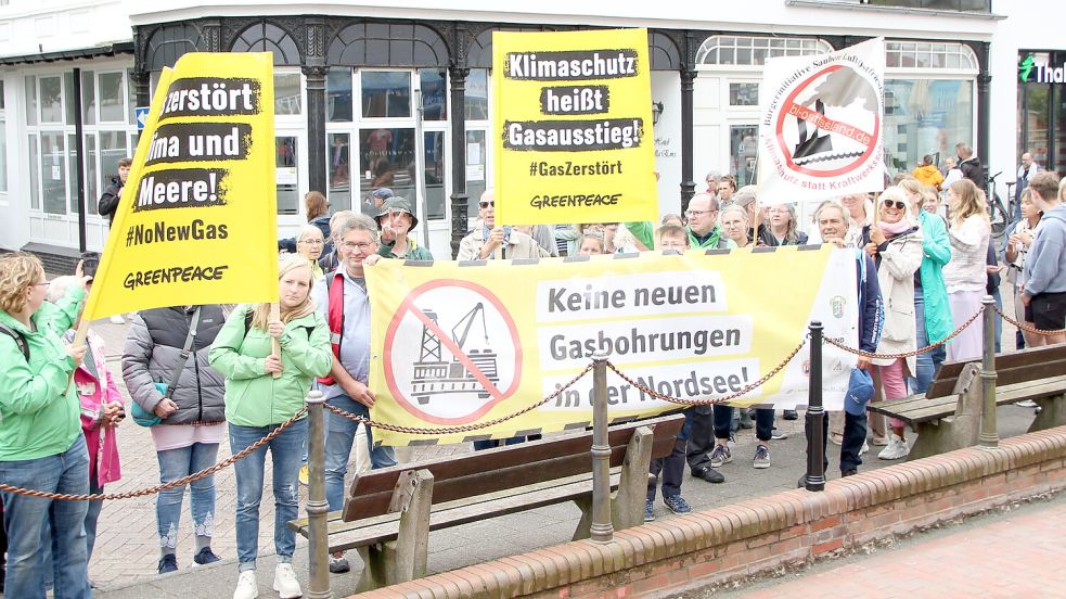 Am vorletzten Sonnabend formierte sich auch Borkum wieder Protest gegen die Erdgaspläne. Foto: Ferber