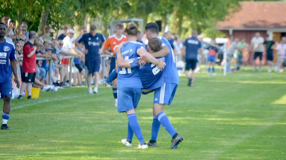 Zwei Mitspieler trugen den verletzten SSV-Verteidiger Marten Herlyn vom Feld. Foto: Weers