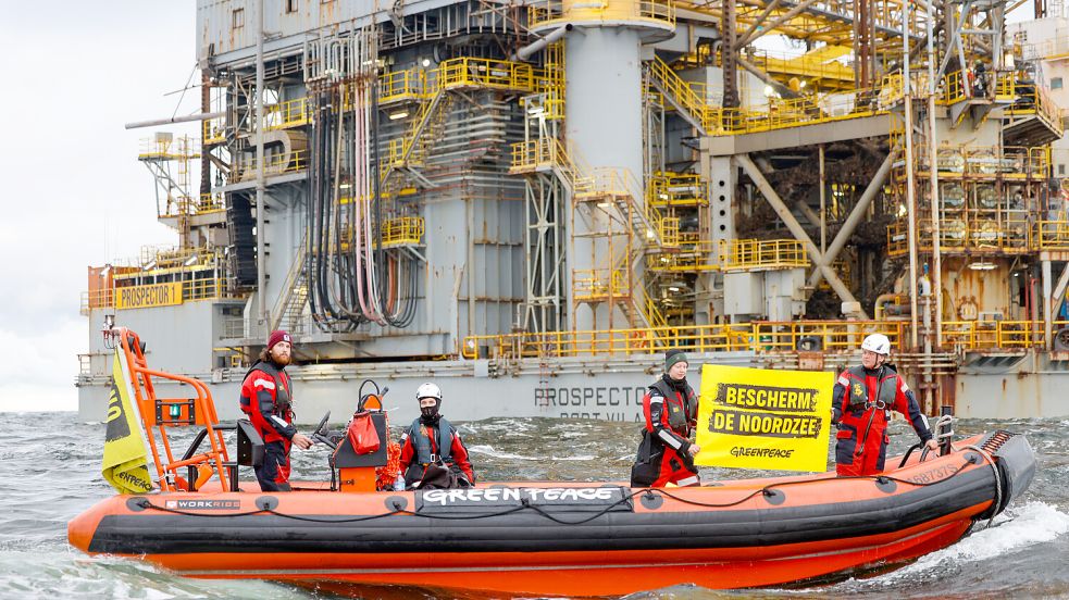 Aktivisten von Greenpeace protestieren ebenfalls regelmäßig gegen das Gas-Projekt – auch vor Ort auf hoher See. Foto: Archiv/Axel Heimken/Greenpeace