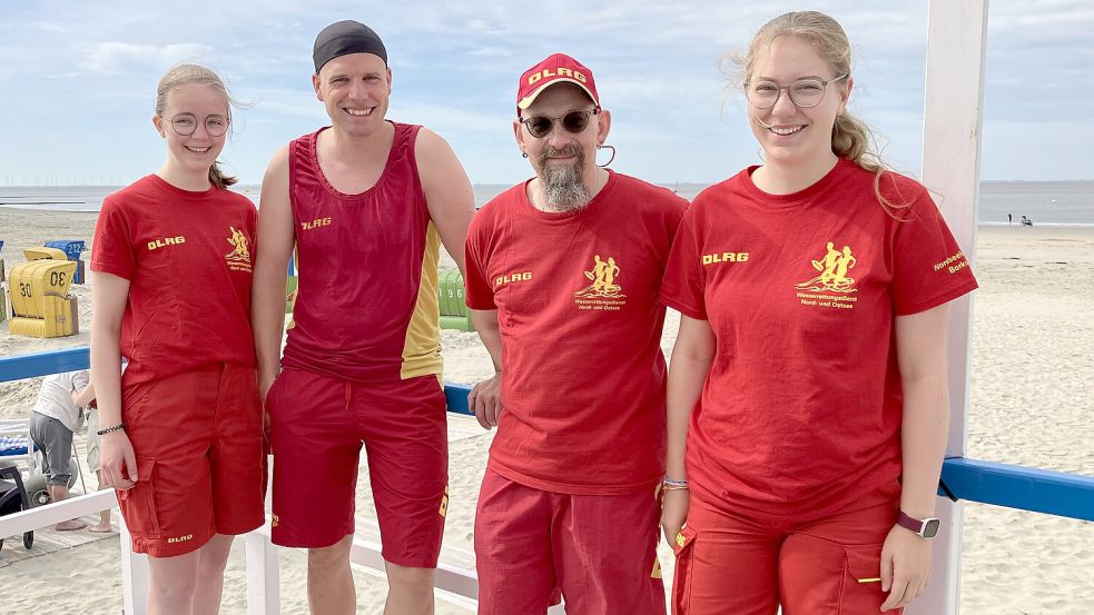 Sie gehören an diesem Julitag zum DLRG-Einsatzteam: Lina Schubert (22, von links), Benedikt Ring, Markus Saul und Maya Kreimendahl (18). Foto: Ferber