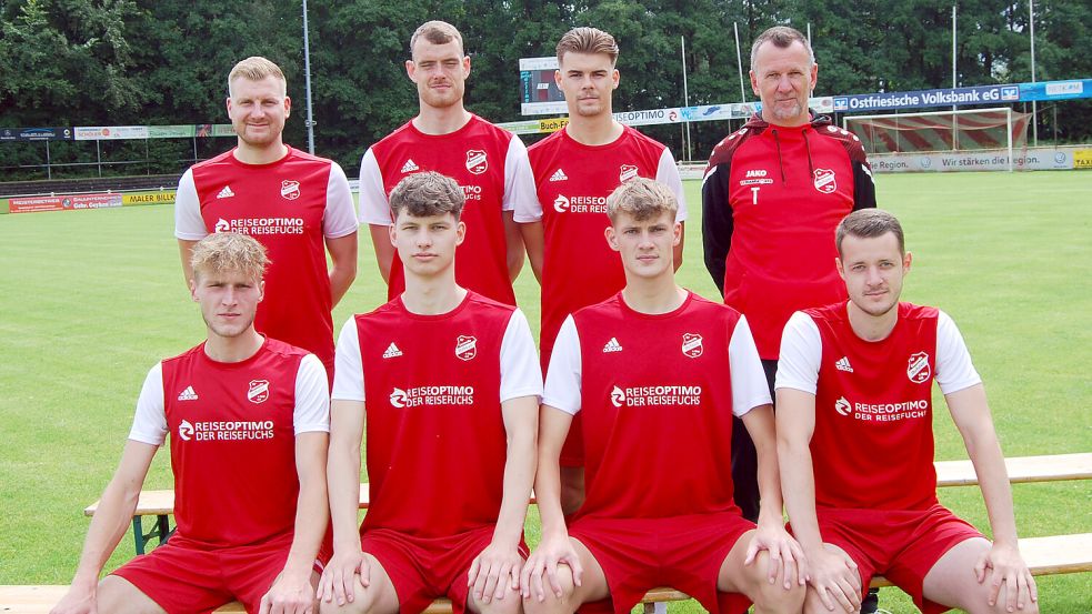 Coach Thomas Priet (hinten 1. von rechts) mit den Neuzugängen (hinten, von links) Dennis Voskuhl, Nils Brake und Hennes Janssen sowie (vorne, von links) Marek Akkermann, Finn Heidelberg, Ole Janssen und Kevin Lüpkes. Auf dem Foto fehlen sechs weitere Neuzugänge. Foto: Reemts