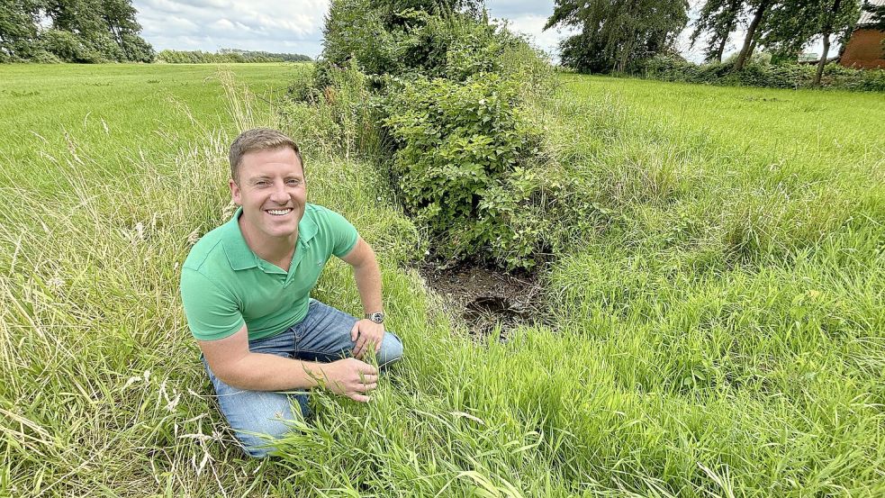 Christian Nilles ärgert sich darüber, dass der Schlot hinter seinem Haus total zugewuchert ist. Foto: Ortgies