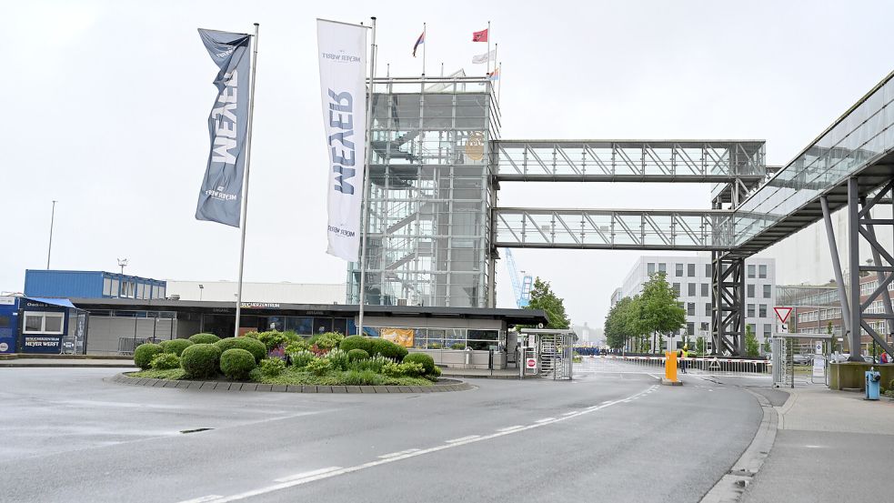 Keine Zukunft ohne Hilfe von Land und Bund: Blick auf das Werkstor der Meyer Werft in Papenburg. Foto: Penning/DPA