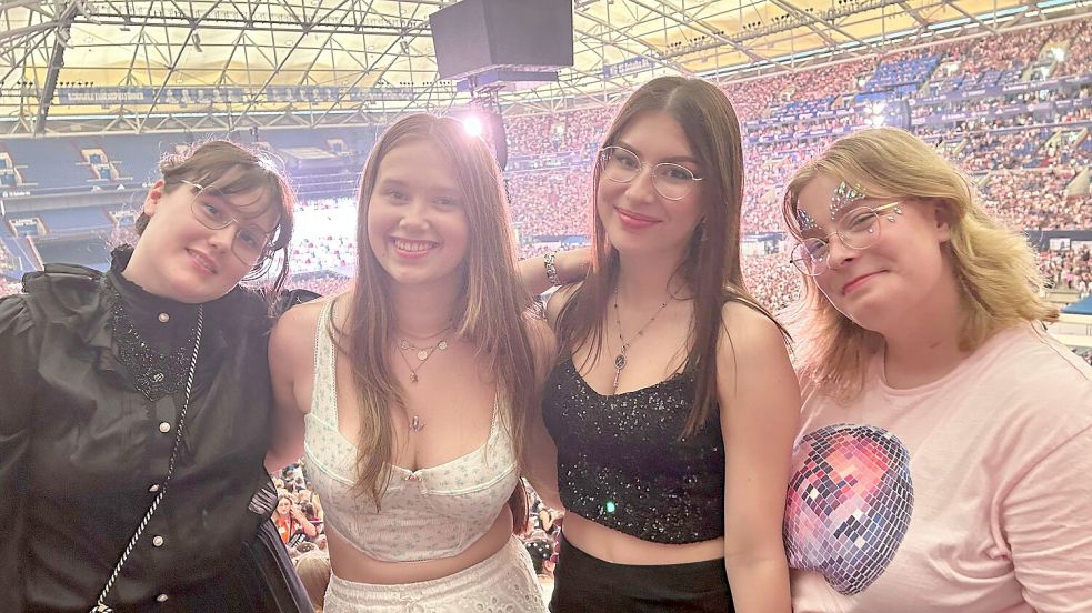 Nele Hinrichs, Angelika Lipert, Julia Meier (alle aus Leer) und Lena van Westen (aus Moormeland) und waren am 18. Juli auf dem Konzert von Taylor Swift in Gelsenkirchen. Foto: privat