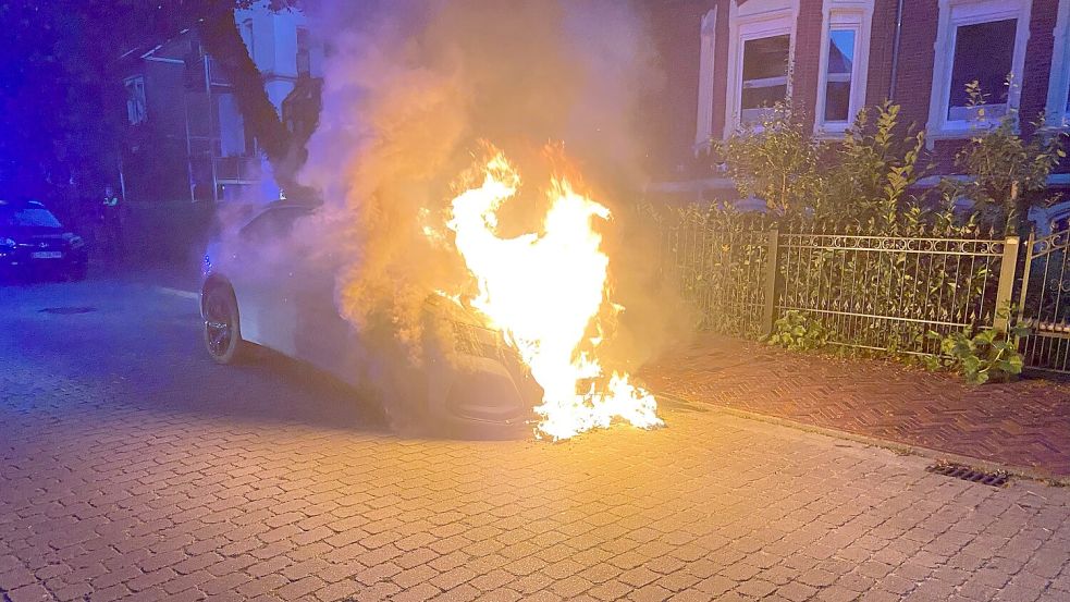 Der Wagen brannte am Bentinksweg bereits vollständig, als die Einsatzkräfte eintrafen. Foto: Feuerwehr