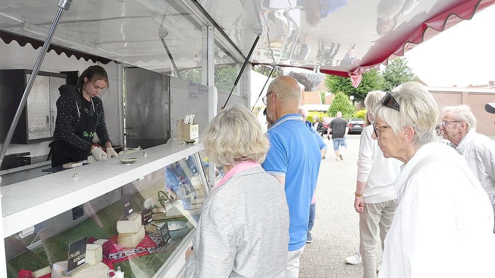 Am Verkaufswagen „De Zeeg“ der Familie de Kloet konnten die Besucher verschiedene Ziegenkäsesorten und Eis aus Ziegenmilch probieren. Foto: Wolters