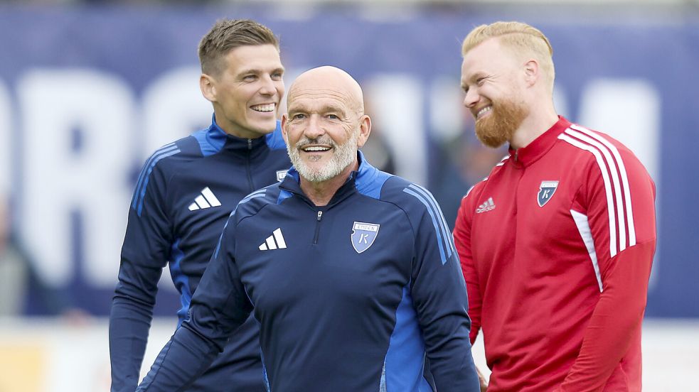 Der Kickers-Tross um Trainer Stefan Emmerling (vorne) freut sich, dass die Liga-Generalprobe in Pewsum vor vielen heimischen Fans stattfindet. Foto: Doden/Emden