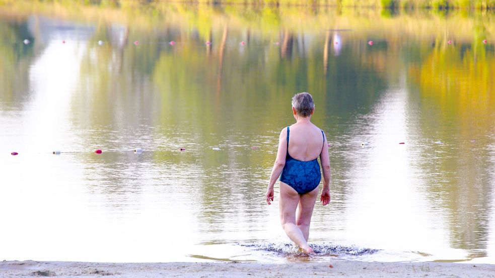 Brunhilde Ringhoff ist meistens die Erste, wenn sie um Punkt 7 Uhr am Ottermeer ins Wasser geht. Das macht sie seit inzwischen 15 Jahren – vor etwa drei Jahren hat sie Verstärkung bekommen. Foto: Böning