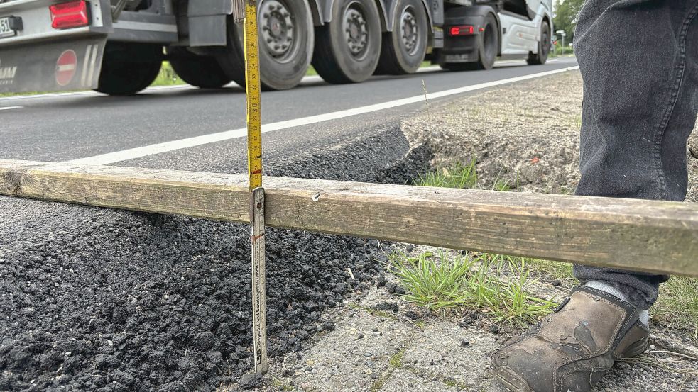 Diese steile Asphaltkante vor einem Haus an der Firreler Straße war mit dem Auto unüberwindbar. Foto: Lüppen