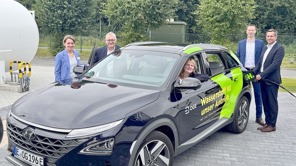 Wirtschaftsminister Olaf Lies (von rechts), OGE-Chef Dr. Thomas Hüwener, Krummhörns Bürgermeisterin Hilke Looden, Aurichs Landrat Olaf Meinen und die CDU-Landtagsabgeordnete Saskia Buschmann beim Start des ersten Wasserstoffautos. Fotos: Bergmann