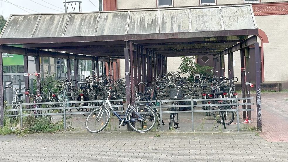 Der alte Fahrradstand wird abgerissen. Die Räder werden abtransportiert. Foto: Stadt Leer