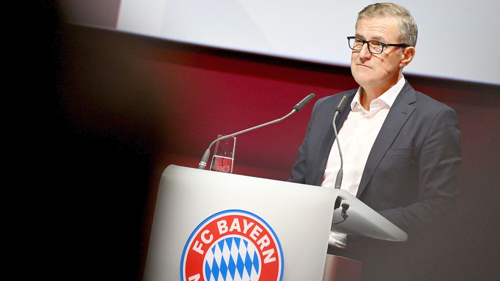 Der gebürtige Auricher Jan-Christian Dreesen ist der starke Mann beim FC Bayern. Dieses Bild entstand auf der Jahreshauptversammlung im November 2023. Jan-Christian Dreesen, spricht auf der Jahreshauptversammlung. Foto: Angelika Warmuth/dpa