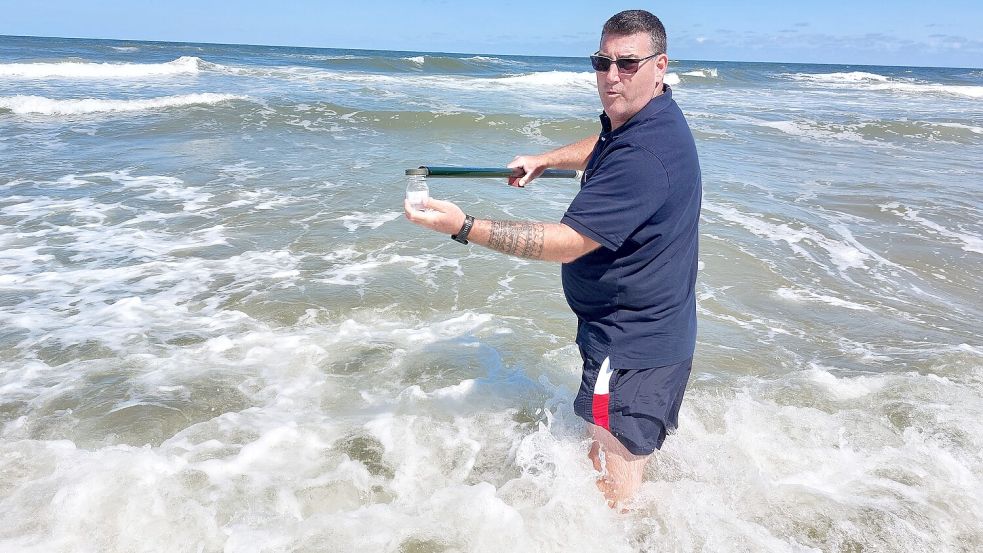 Hygienekontrolleur Detlef Kuikstra entnimmt eine Wasserprobe am Borkumer Jugendbad. Foto: Ferber