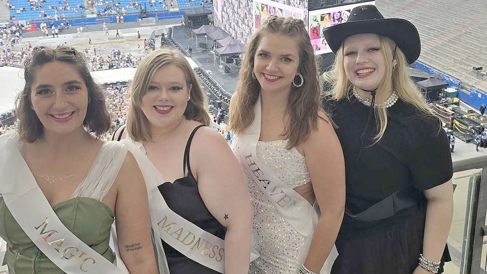 Magic, Madness, Heaven, Sin: Ayse Akbas, Ina Wienbeuker, Saskia Hannappel und Ida König aus Emden feierten in Hamburg die US-Sängerin Taylor Swift. Foto: privat