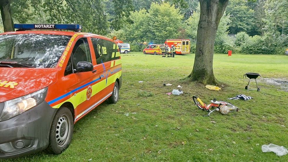 Zahlreiche Einsatzkräfte waren am Sonntagnachmittag vor Ort und kümmerten sich um die Verletzten. Foto: Gerrit Schröder / Nonstopnews