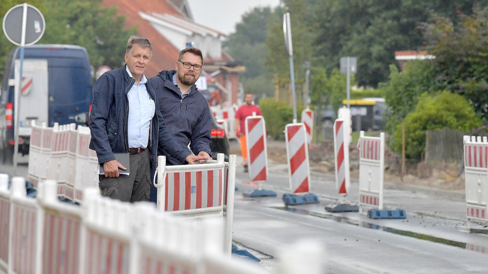 Mit dem Fortschritt bei den Bauarbeiten in Hesel sind Bürgermeister Gerd Dählmann (links) und Gemeindedirektor Joachim Duin sehr zufrieden. Foto: Ortgies