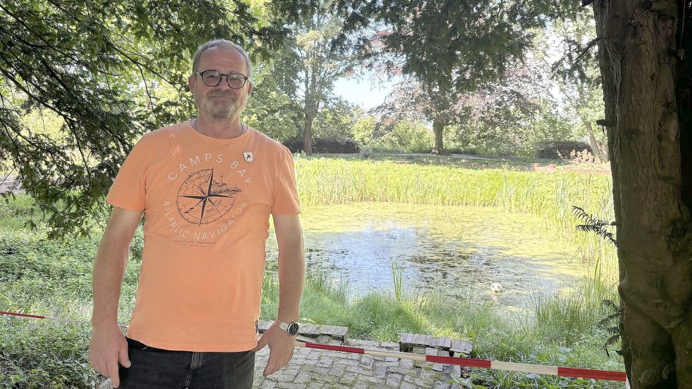 Bernd-Thomas Martens ist Vorsitzender des Larrelter Dorfvereins. Hier steht er vor dem Teich, der gerade saniert wird.