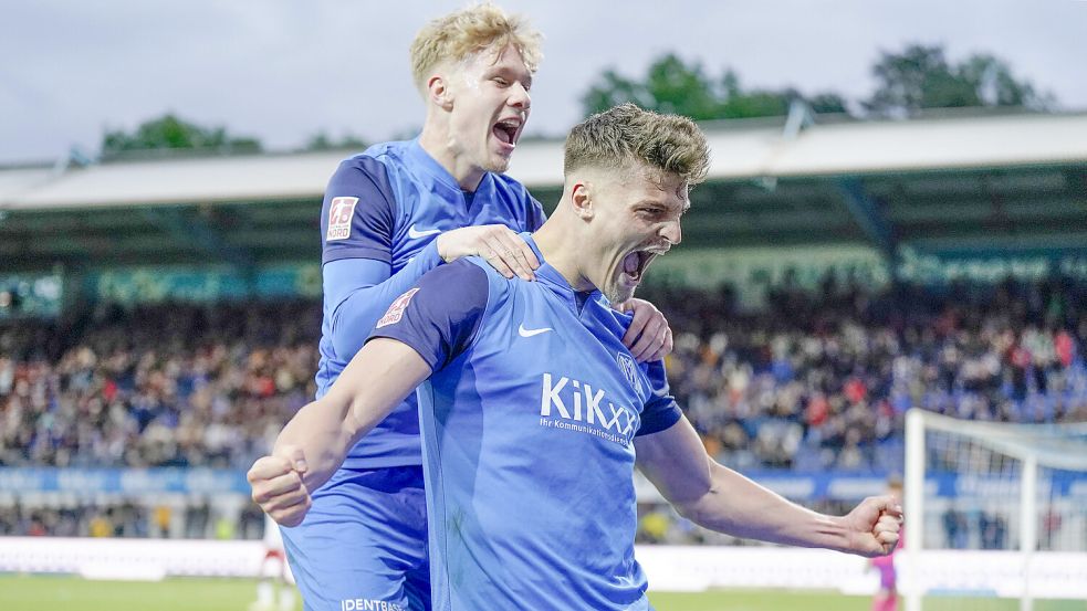 Luca Prasse (links) und Marek Janssen (rechts) wollen gerne auch am Freitag jubeln. Sie gastieren mit dem SV Meppen, bei dem die Ostfriesen Leistungsträger sind, im Emder Ostfriesland-Stadion. Foto: Imago