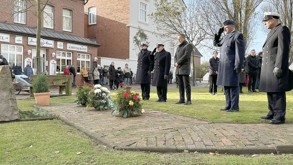 Am Volkstrauertag wurde am Gedenkstein für die Fliegermorde salutiert. Foto: Archiv