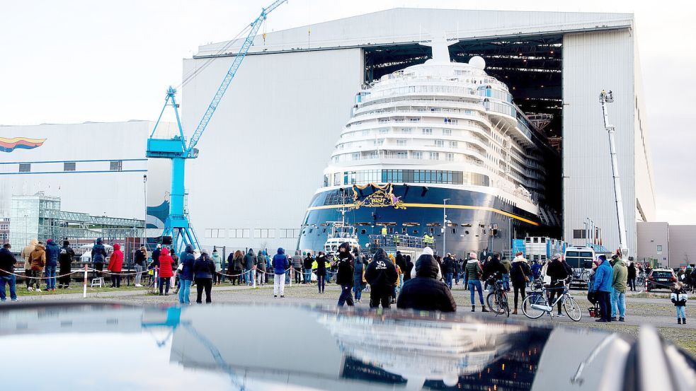 Zahlreiche Zuschauer verfolgen im Februar 2022 das Ausdocken des Kreuzfahrtschiffs „Disney Wish“ aus dem Baudock der Meyer Werft. Am Sonnabend wird das Schwesterschiff „Disney Treasure“ die Werft-Halle verlassen. Foto: Dittrich/DPA