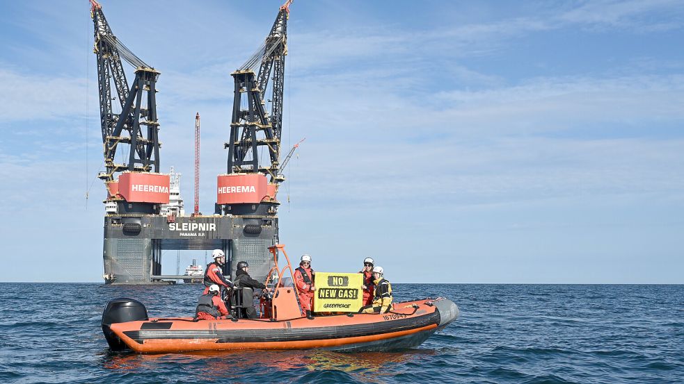 „No New Gas“: Die Botschaft der Greenpeace-Aktivisten im Schlauchboot vor dem Kranschiff „Sleipnir“ ist eindeutig. Foto: Penning/dpa