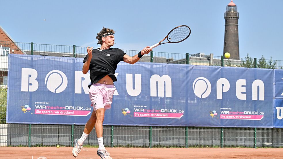 Mit Leuchtturm im Hintergrund: Titelverteidiger Karim Al-Amin in Aktion bei den Borkum Open. Foto: Sebastian Blesel/B.FIT-Sportconsulting