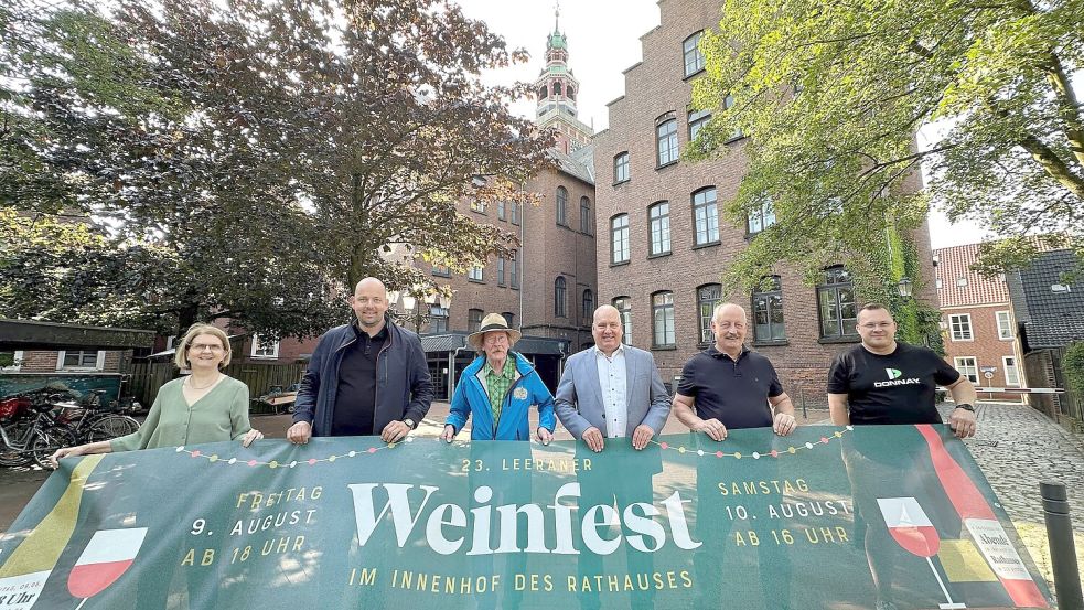 Das Foto zeigt die Veranstalter (von links): Martina Salie (Stadt Leer), Henning Kruse (Werbegemeinschaft), Johannes Dröge (Freunde der Altstadt), Bürgermeister Claus-Peter Horst, Jörg Betz (Freunde der Altstadt) und Christian Boelen (Freunde der Altstadt). Foto: Stadt Leer