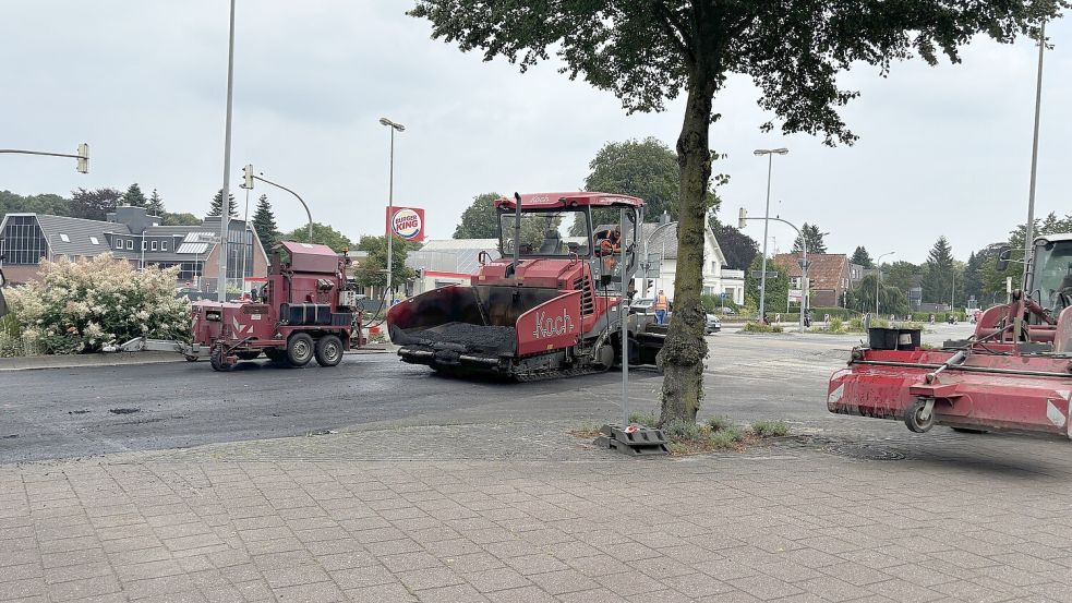 Am Sonnabend wurde an der Spierkreuzung die neue Deckschicht aufgetragen. Foto: Bothe