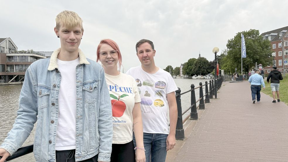 Der Vorstand des neuen Vereins Queer in Leer, von links: Nico Bolinius (Erster Vorsitzender), Anna-Maria Reimers (Zweite Vorsitzende) und Michael Buschhardt (Kassenwart). Foto: Heinig