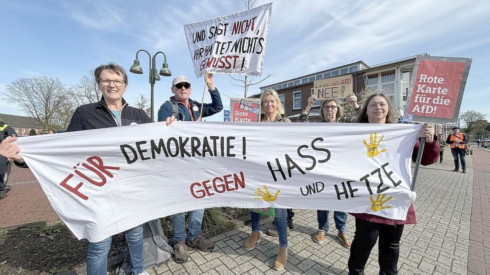 Vor dem Cityhaus in Leer wurde am Samstag demonstriert. Foto: Hock