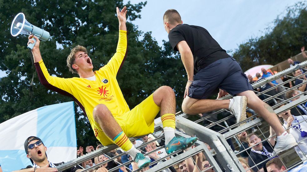 Elfmeterkiller Moritz Onken musste nach dem Pokalkrimi in der Kurve natürlich den Vorsänger machen. Foto: Doden/Emden